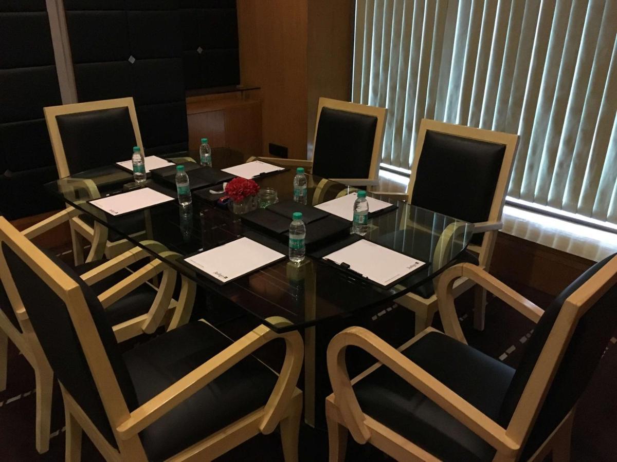 Radisson Blu MBD Hotel Noida Exterior foto