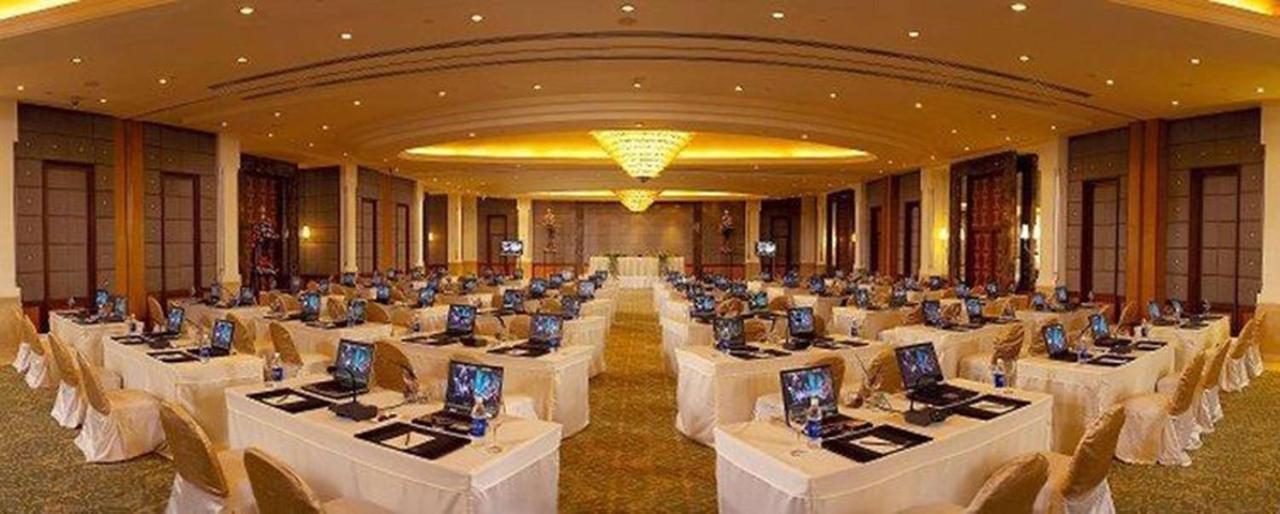 Radisson Blu MBD Hotel Noida Exterior foto