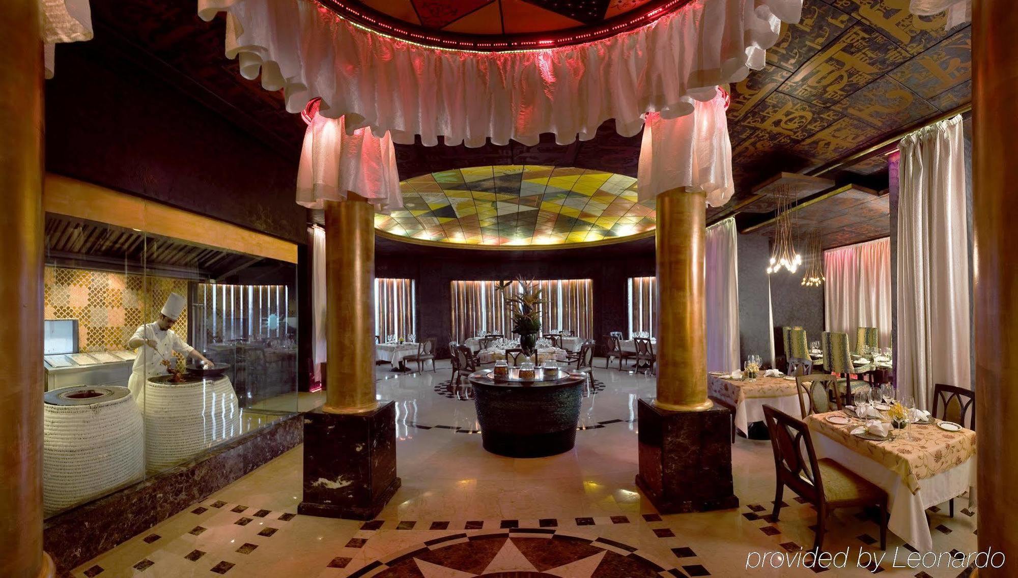 Radisson Blu MBD Hotel Noida Restaurant foto